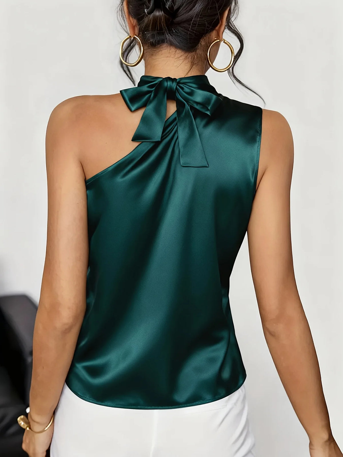 Tops de satén para verano 2026, blusas y camisas para mujer, elegantes, con cuello alto, lazo para atar, diseño sexy de un solo hombro, blusa sin mangas tipo camisola.