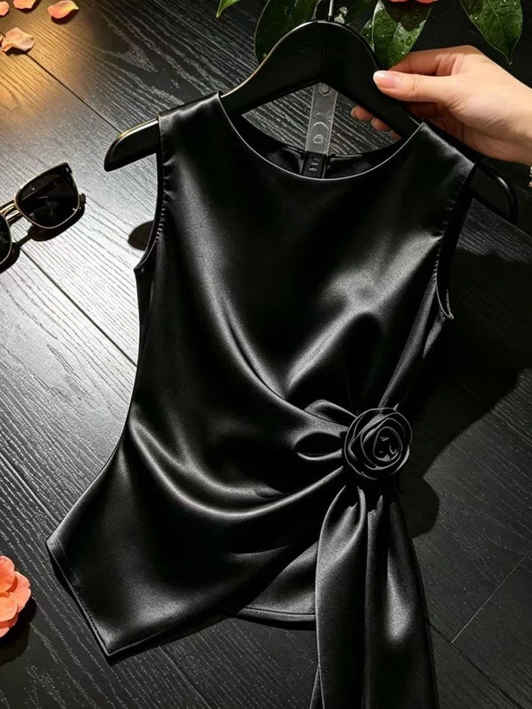 Top elegante de satén sin mangas para mujer, cuello redondo con detalle floral 3D.